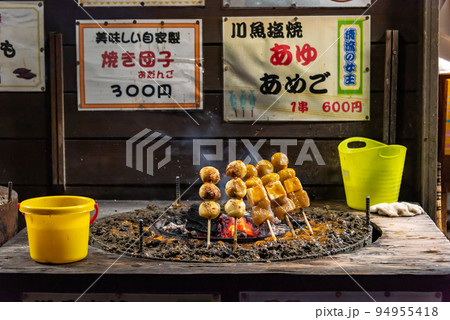 屋台で売られている炭火の焼き団子の写真素材 [94955418] - PIXTA