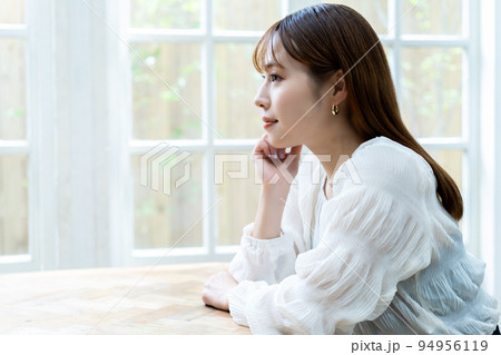 のんびりと寛ぐ若い女性 のんびりと寛ぐ若い女性 94956119