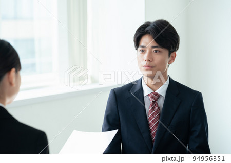 面接を受ける大学生 面接を受ける大学生 94956351