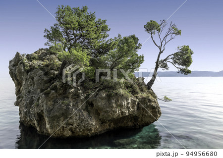 Kamen Brela - Tiny famous island in Brela, Croatia Kamen Brela - Tiny famous island in Brela, Croatia 94956680