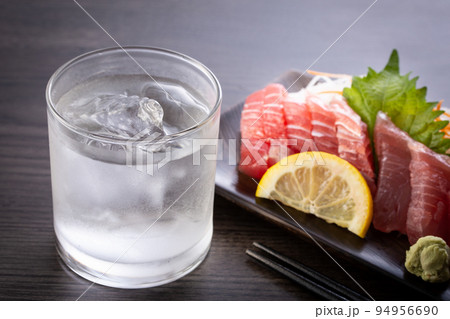 焼酎ロックとマグロの刺身 94956690
