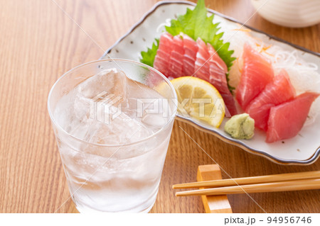 焼酎ロックとマグロの刺身 94956746