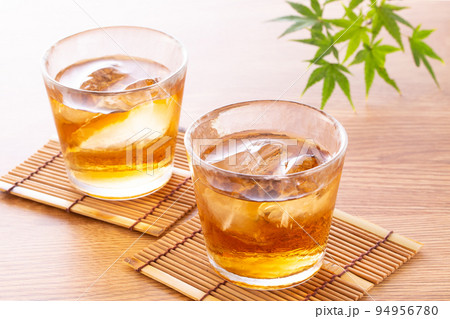 麦茶を飲む 94956780