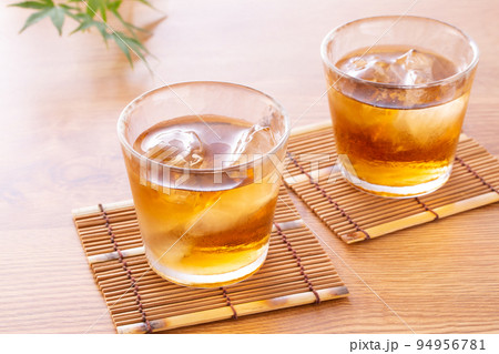 麦茶を飲む 94956781