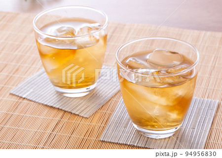 麦茶を飲む 94956830