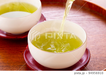緑茶を注ぐ 94956910