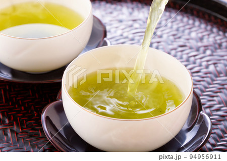 緑茶を注ぐ 94956911