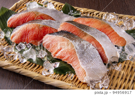 新鮮で美味しい鮭 94956917