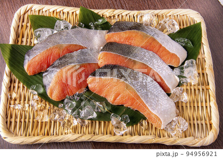 新鮮で美味しい鮭 94956921