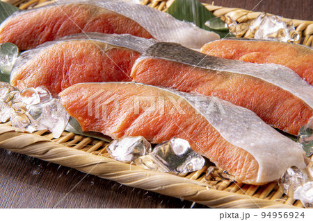 新鮮で美味しい鮭 94956924