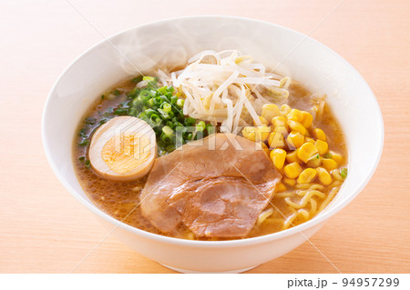 味噌ラーメンを食べる 94957299