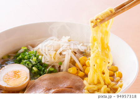 味噌ラーメンを食べる 94957318