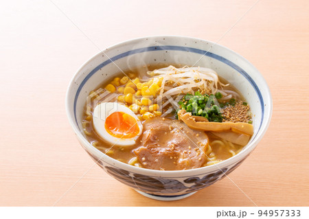 味噌ラーメンを食べる 味噌ラーメンを食べる 94957333