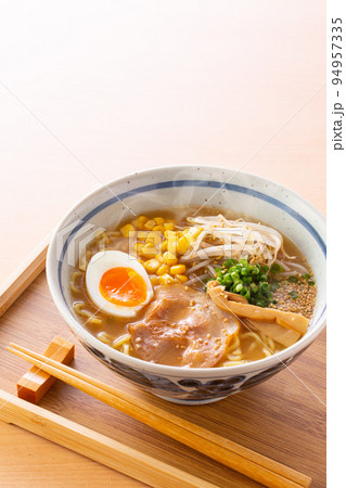 味噌ラーメンを食べる 94957335