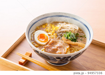 味噌ラーメンを食べる 94957336