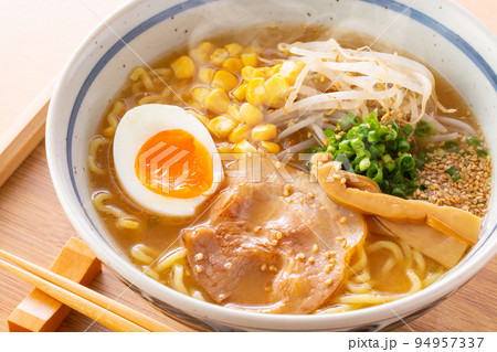 味噌ラーメンを食べる 94957337