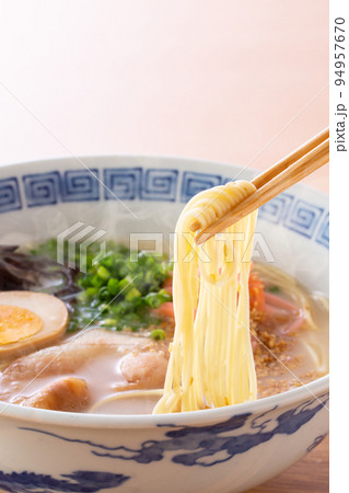 豚骨ラーメンを食べる 94957670