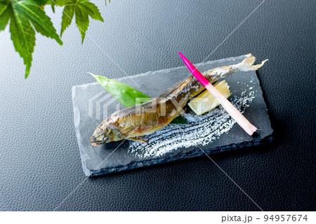 鮎の塩焼きとお皿に描く波塩 94957674