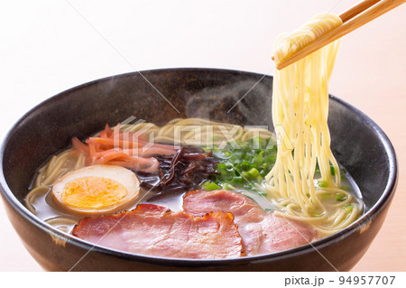 豚骨ラーメンを食べる 94957707