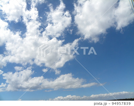 稲毛海浜公園の青い空と白い雲 稲毛海浜公園の青い空と白い雲 94957839