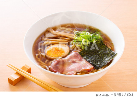 醤油ラーメンを食べる 醤油ラーメンを食べる 94957853