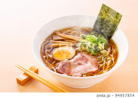 醤油ラーメンを食べる 醤油ラーメンを食べる 94957854