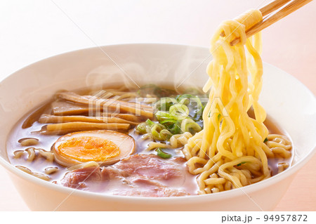 醤油ラーメンを食べる 醤油ラーメンを食べる 94957872