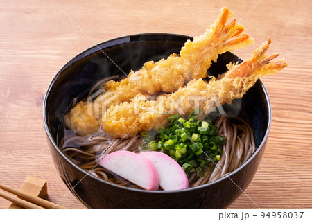 美味しそうな海老の天ぷらそば 美味しそうな海老の天ぷらそば 94958037