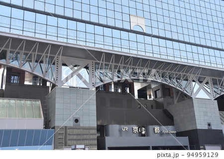 日本の京都府の京都市　近代的な建築物の京都駅ビル　全面ガラス張りの美しい壁面 94959129