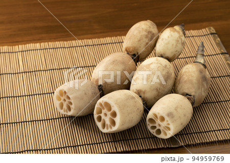 竹のランチョンマットに置いた蓮根 94959769