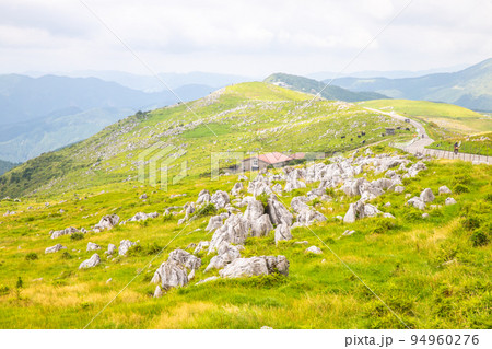 四国　カルスト台地の風景　 94960276