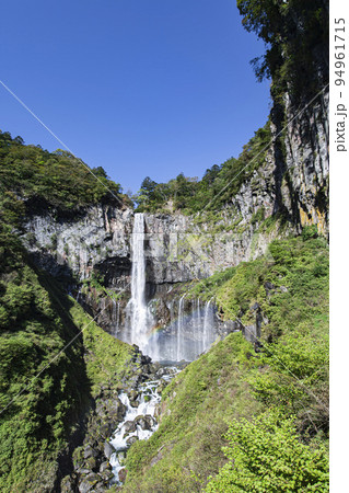 青空と華厳の滝 94961715