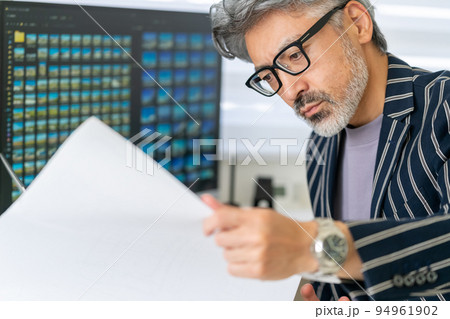 渋い　一級建築士　英国紳士　エレガントな佇まい 94961902