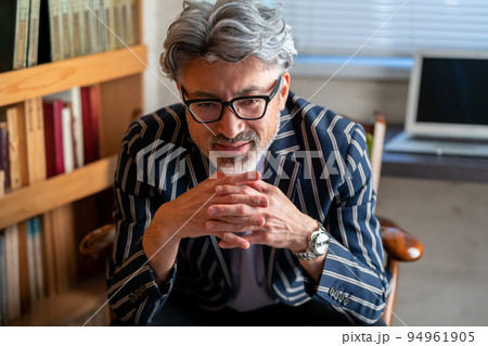 渋い　ビジネスマン　英国紳士　エレガントな佇まい　書斎　接客　座る 94961905