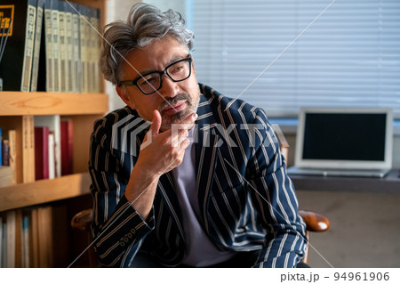 渋い　ビジネスマン　英国紳士　エレガントな佇まい　書斎　接客　座る 94961906