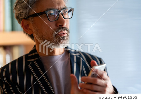 渋い　ビジネスマン　英国紳士　エレガントな佇まい　携帯　スマホ 94961909