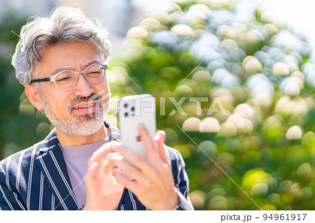 渋い ビジネスマン 英国紳士 エレガントな佇まい 携帯 スマホ 緑 玉ボケ 渋い ビジネスマン 英国紳士 エレガントな佇まい 携帯 スマホ 緑 玉ボケ 94961917