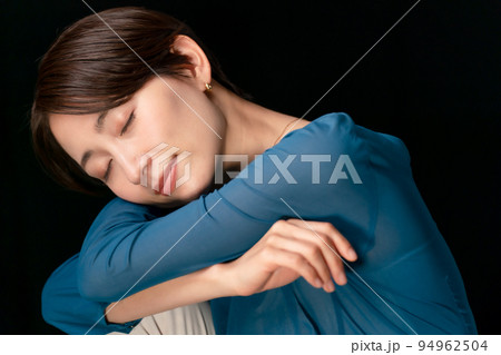 女性　黒バック 94962504