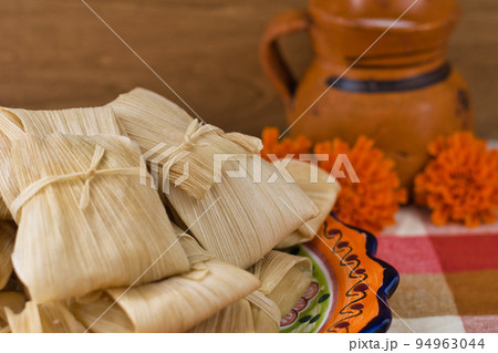 メキシコ料理 タマレスとアトーレとマリーゴールド 死者の日のイメージで メキシコ料理 タマレスとアトーレとマリーゴールド 死者の日のイメージで 94963044