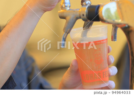 タップから注がれるビール クラフトビール ドラフトビール タップから注がれるビール クラフトビール ドラフトビール 94964033