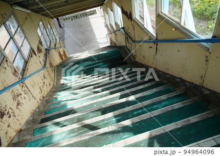 上芦別駅の跨線橋（階段部分） 94964096