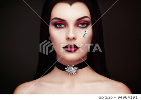 Halloween vampire woman portrait Halloween vampire woman portrait 94964191