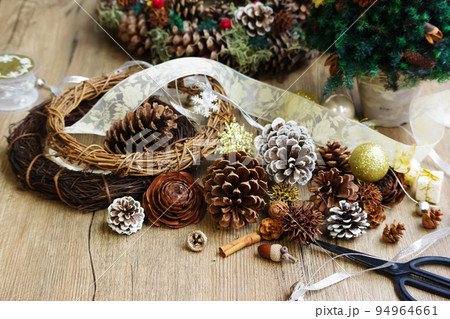 手作りクリスマスリースの材料 手作りクリスマスリースの材料 94964661