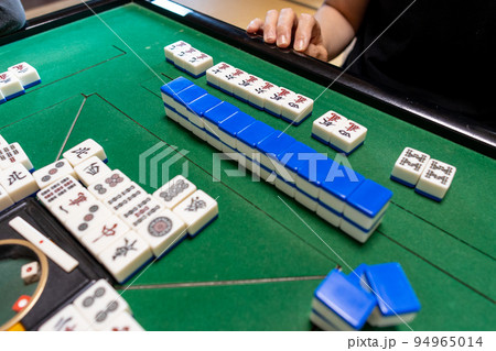 麻雀をして遊んでいるシニア 麻雀をして遊んでいるシニア 94965014