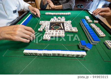 麻雀をして遊んでいるシニア 麻雀をして遊んでいるシニア 94965015