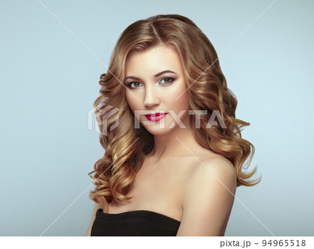 Blonde woman with long shiny wavy hair Blonde woman with long shiny wavy hair 94965518