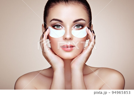 Portrait of Beauty woman with eye patches Portrait of Beauty woman with eye patches 94965853