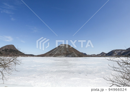 群馬県　高崎市　冬　榛名湖と榛名富士（榛名山） 94966024