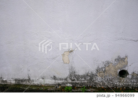 古びて塗料が剥がれたり亀裂の入った外塀 古びて塗料が剥がれたり亀裂の入った外塀 94966099