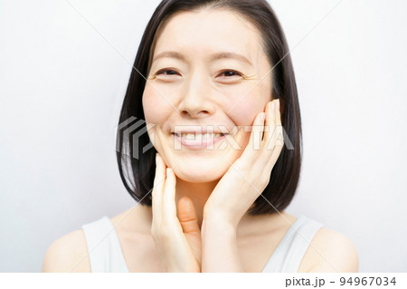 女性スキンケアイメージ(40代・50代) 女性スキンケアイメージ(40代・50代) 94967034